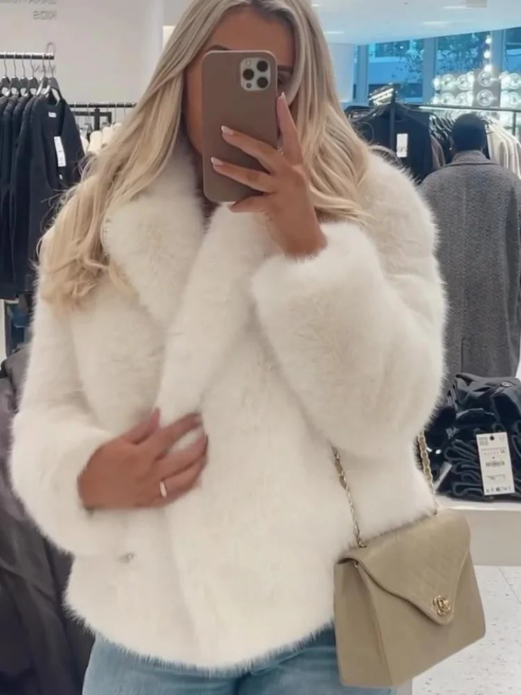 Cappotto donna in pelliccia sintetica con collo a revers elegante