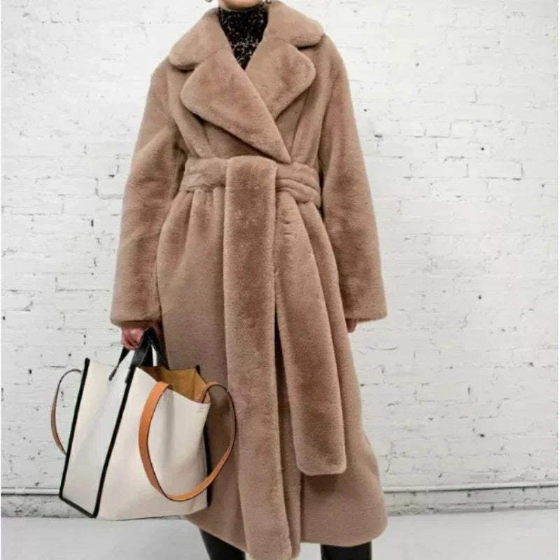 Cappotto lungo donna in finta pelliccia Kalenmos, colore beige.