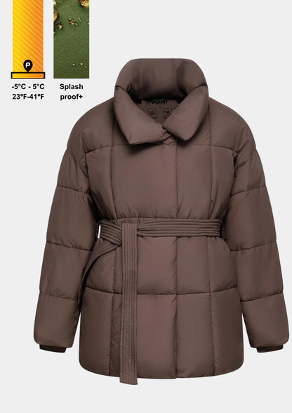 Vista frontale della giacca invernale da donna imbottita con cintura - Design elegante in marrone