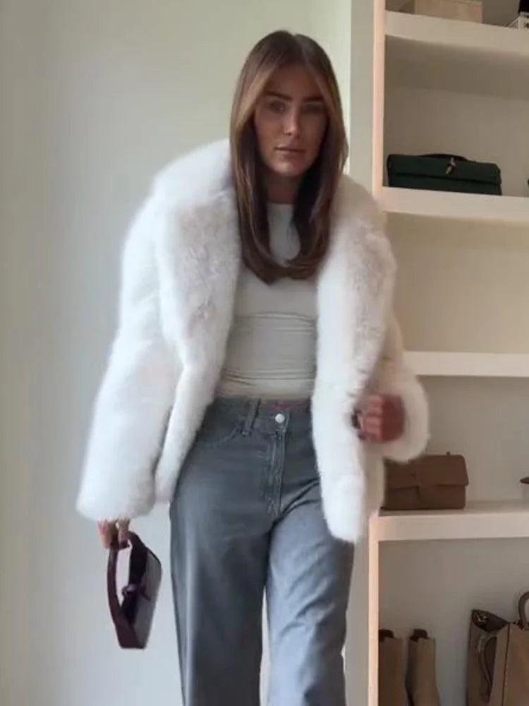 Look moderno e raffinato con cappotto in pelliccia sintetica
