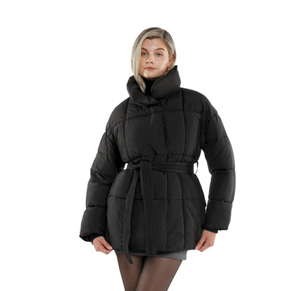 Vista frontale della giacca invernale da donna imbottita con cintura - Design elegante in nero