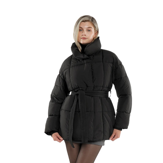 Vista frontale della giacca invernale da donna imbottita con cintura - Design elegante in nero