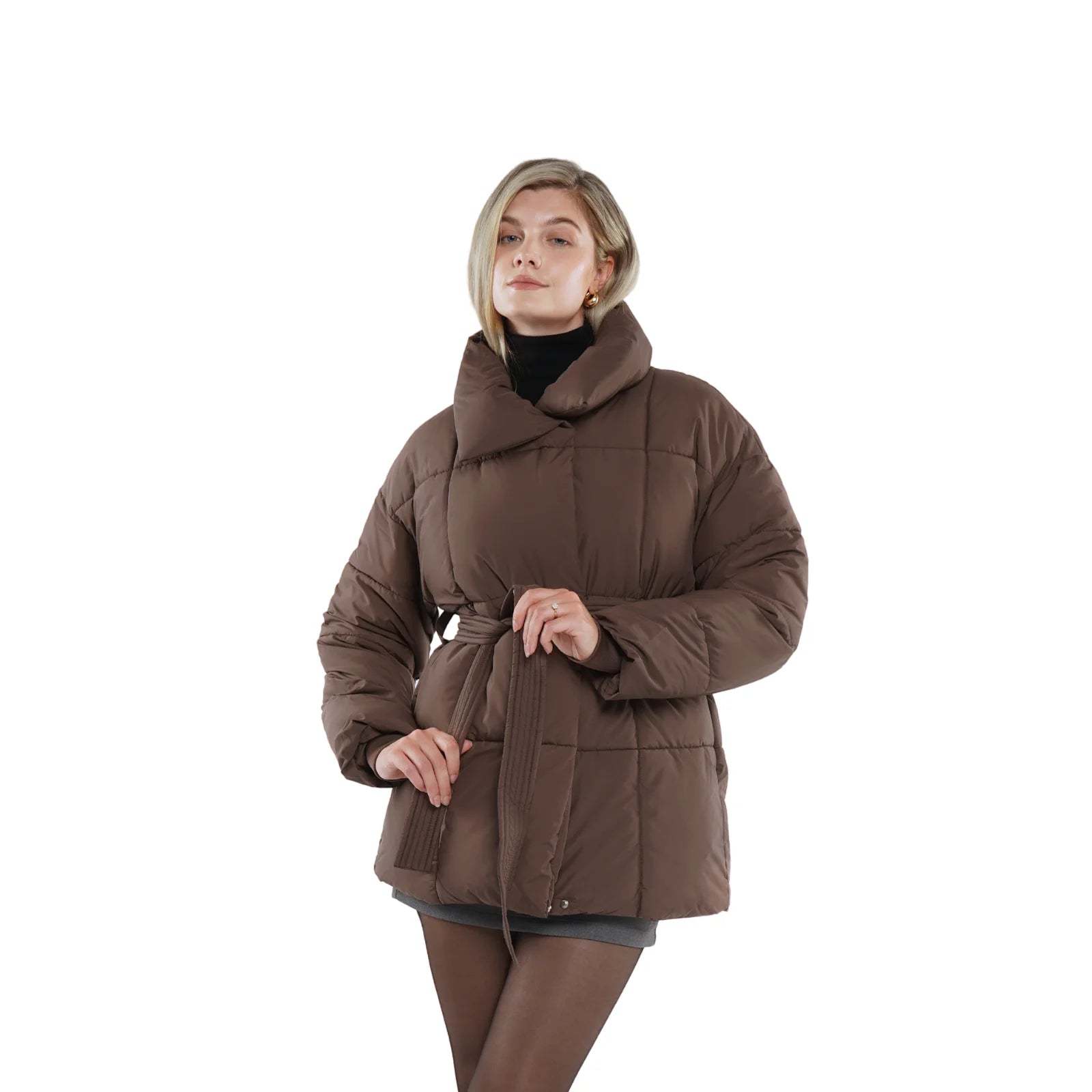 Vista frontale della giacca invernale da donna imbottita con cintura - Design elegante in marrone