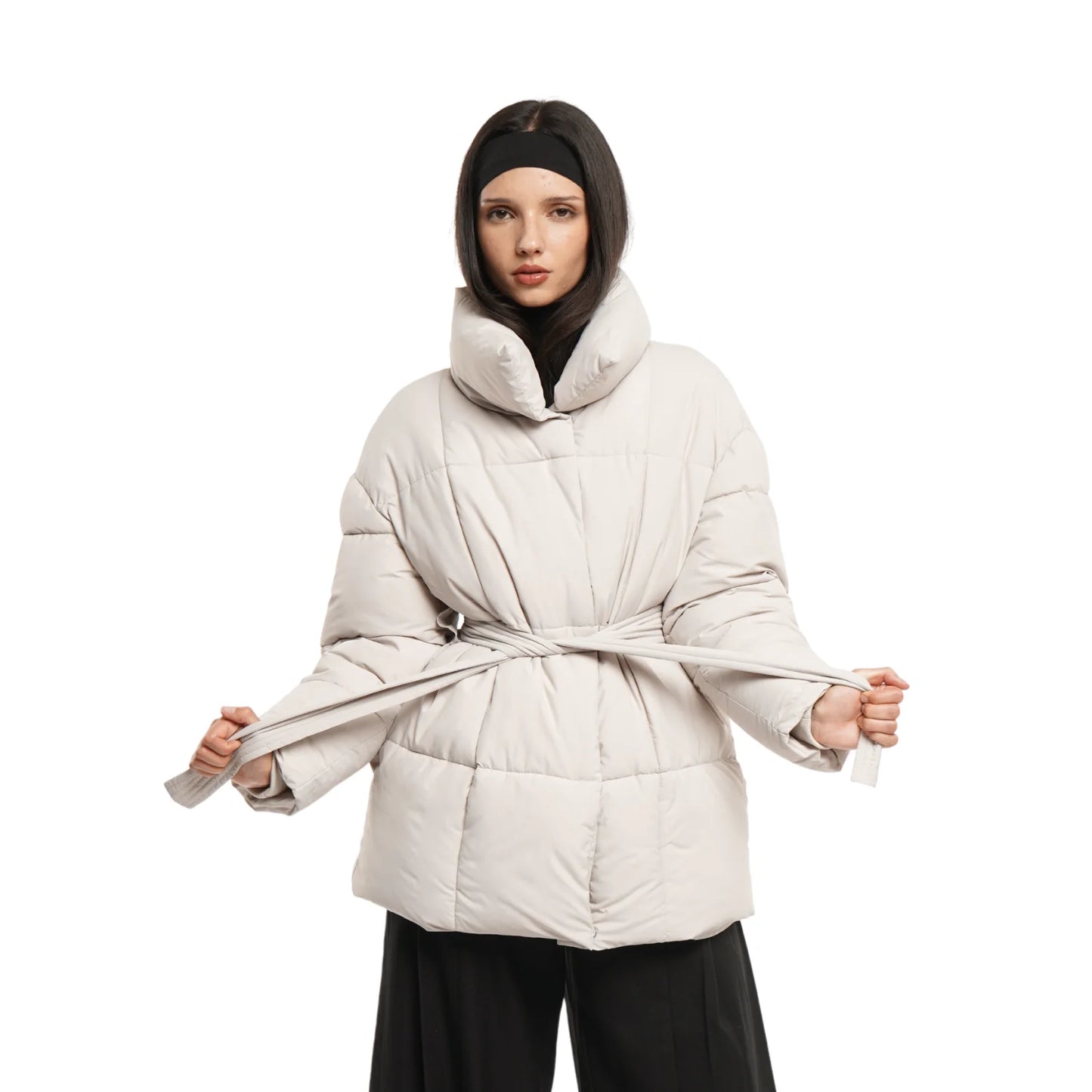 Vista frontale della giacca invernale da donna imbottita con cintura - Design elegante in bianco