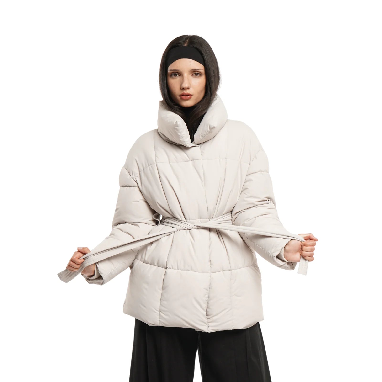 Vista frontale della giacca invernale da donna imbottita con cintura - Design elegante in bianco