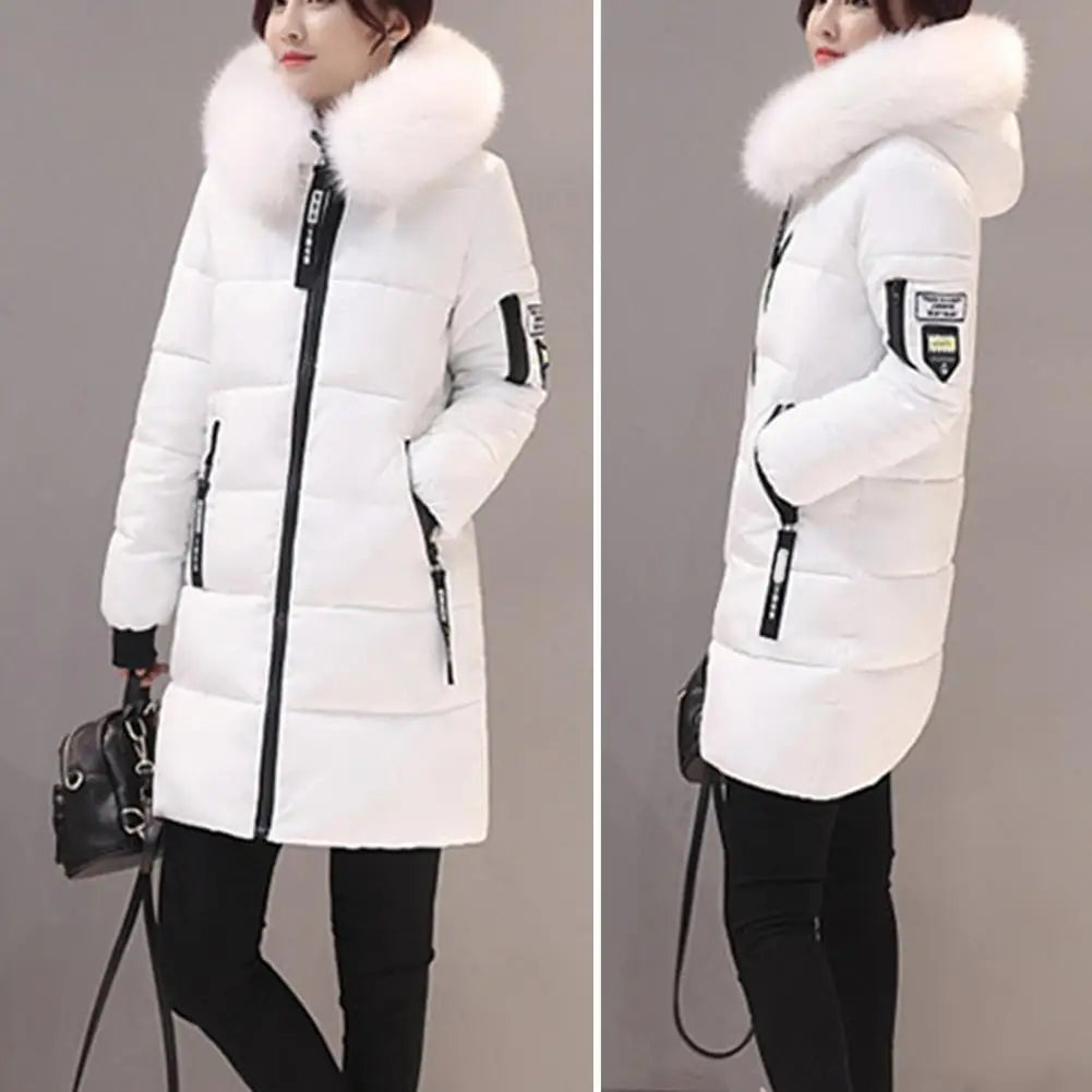 Dettaglio del design ampio del cappotto lungo per donna
