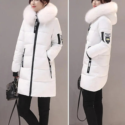 Dettaglio del design ampio del cappotto lungo per donna