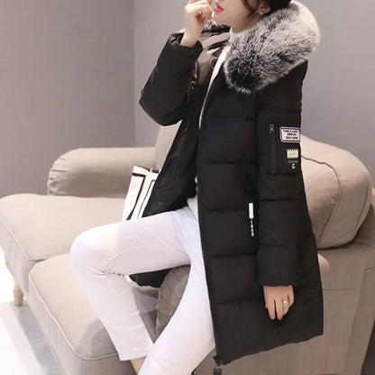 Vista laterale del cappotto invernale casual da donna
