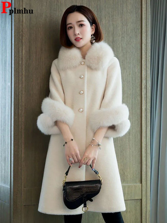 Donna con cappotto lungo in eco-pelliccia PPLMHU, design caldo e casual per l'inverno, con chiusura a zip e dettagli eleganti.